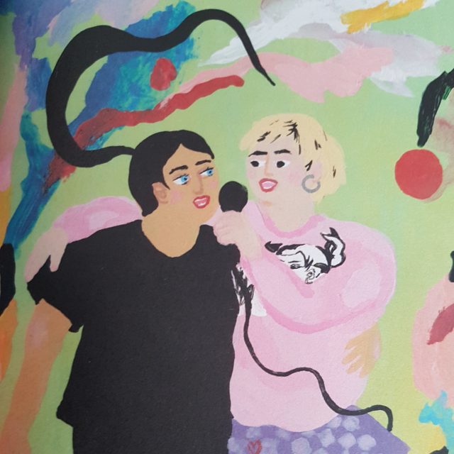 Abstrakte Malerei vor der zwei Frauen, die nah bei einander sind, gezeichnet wurden und in ein Mikro singen