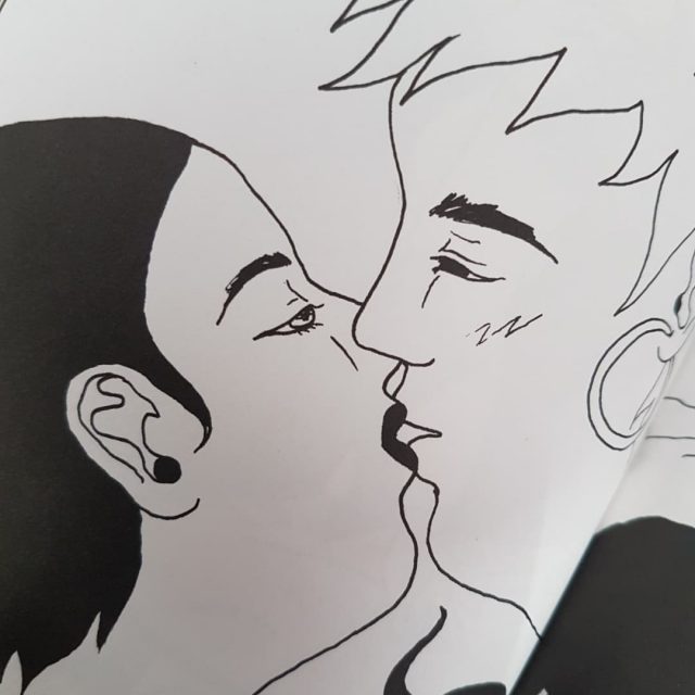 schwarzweiße Zeichnung zweier Frauenköpfe, deren Lippen sich zum Kuss berühren