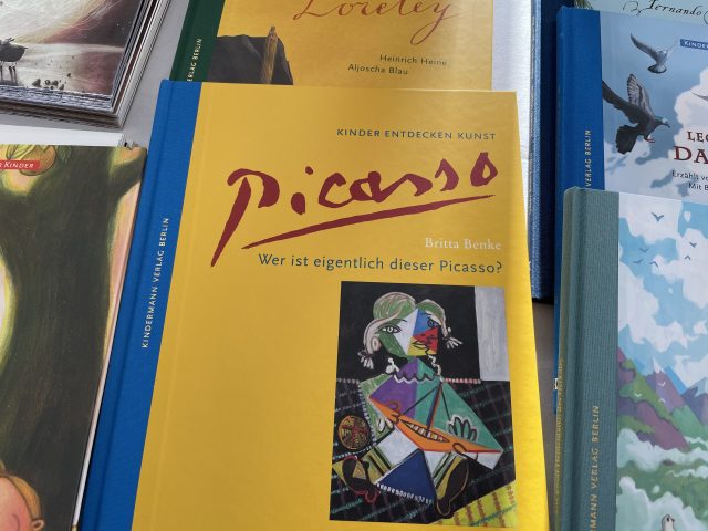 Das Buch "Picasso" wird umrahmt von weiteren Büchern, die in Teilen zu sehen sind. 