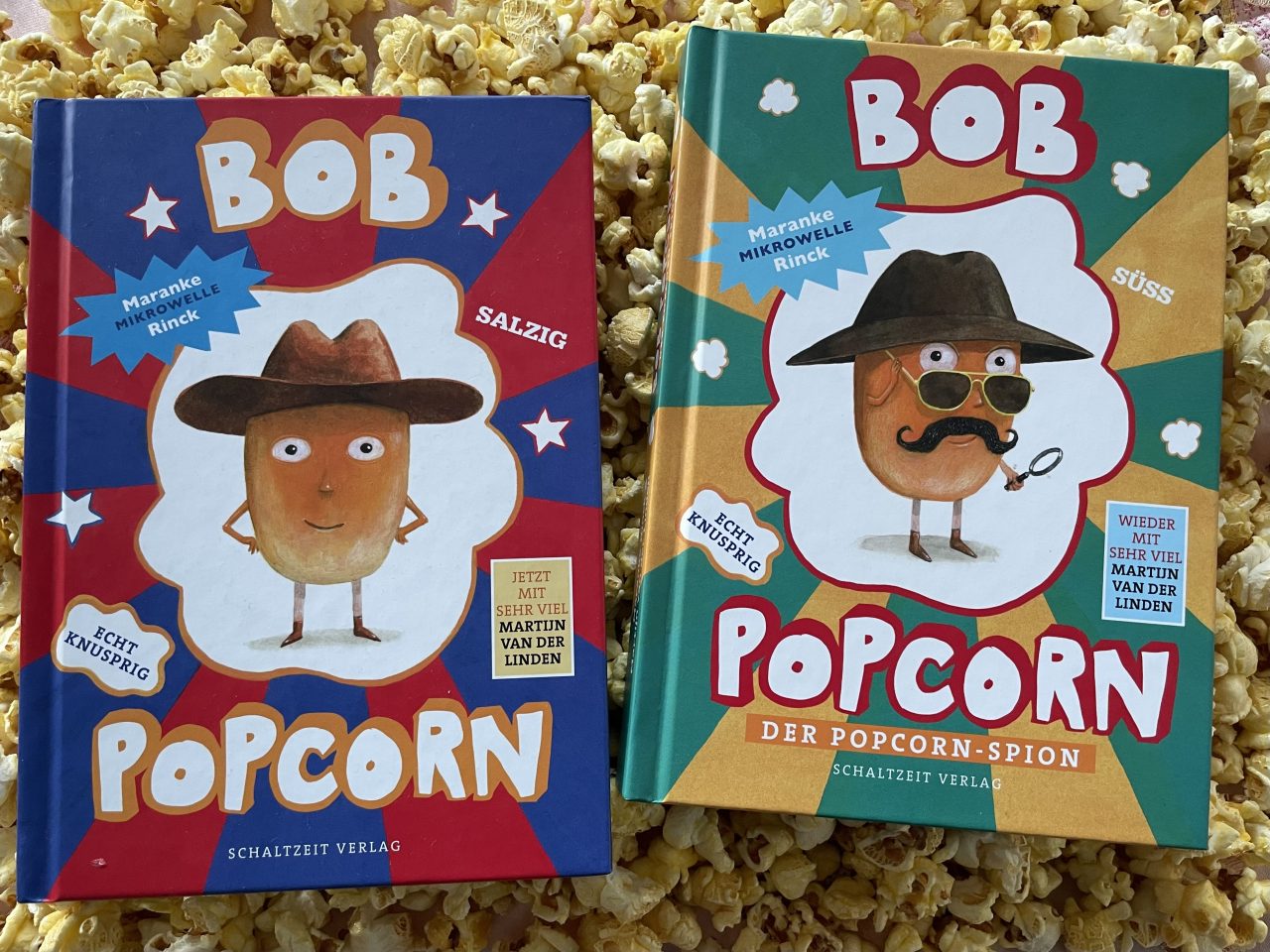 Zwei "Bob Popcorn"-Kinderbücher auf Popcorn liegend