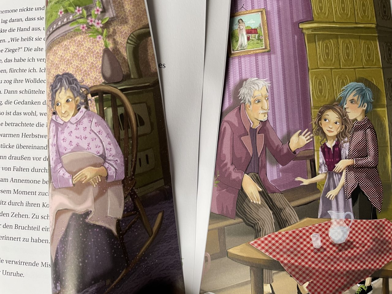Einblick in das Kinderbuch "Annemone Apfelstroh" mit Text und Illustration der gealterten Eltern und zwei Kindern