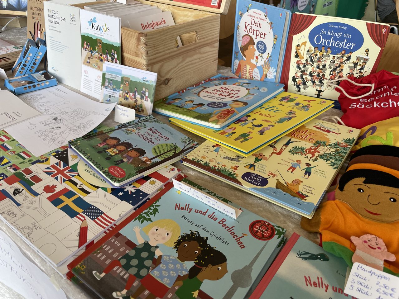 KulKids präsentiert diverse Kinderbücher auf einem Tisch