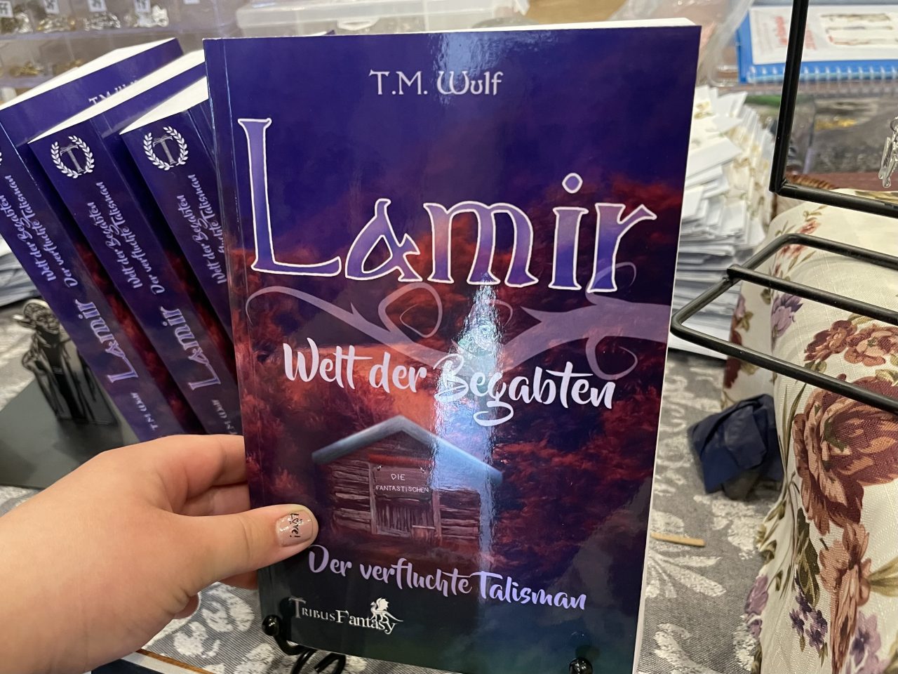 Das Buch "Lamir" präsentiert und von einer Hand gehalten