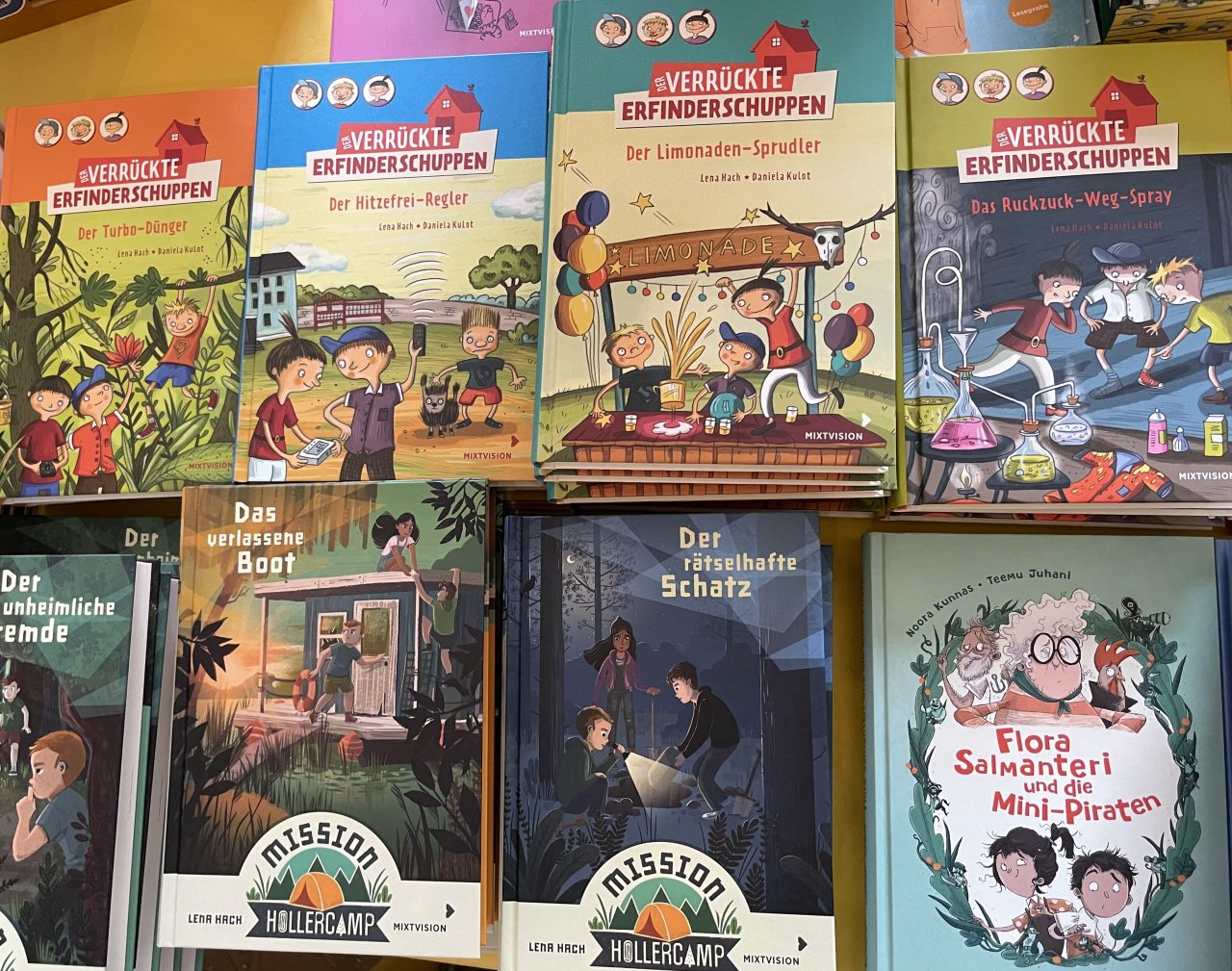 Kinderbücher von Lena Hach auf einem Tisch präsentiert