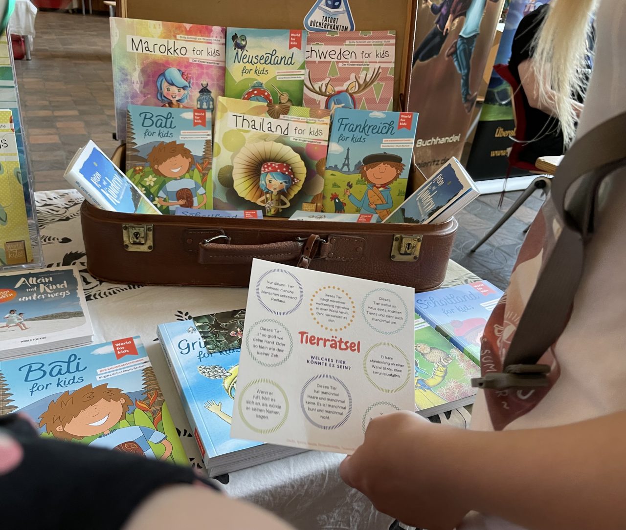 Kinderreisebücher auf einem Tisch im Koffer präsentiert
