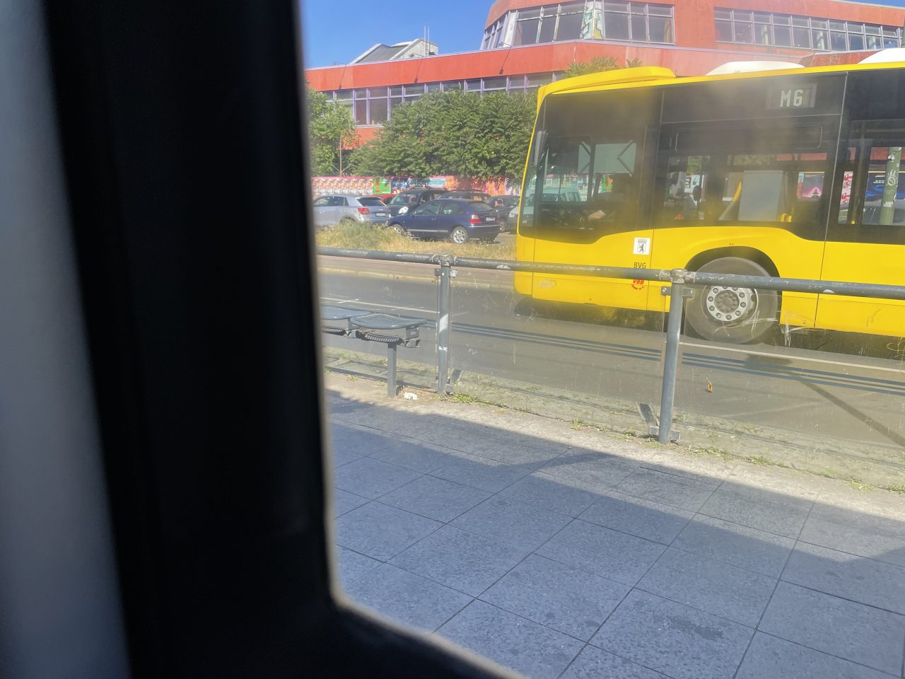 ein Bus im Straßenverkehr aus der Tram fotografiert.