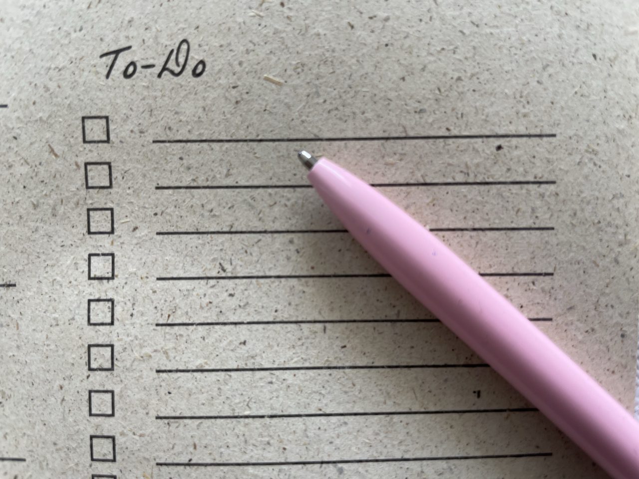 auf einem Zettel steht "To-do" darunter sind Linien und ein Stift liegt darauf