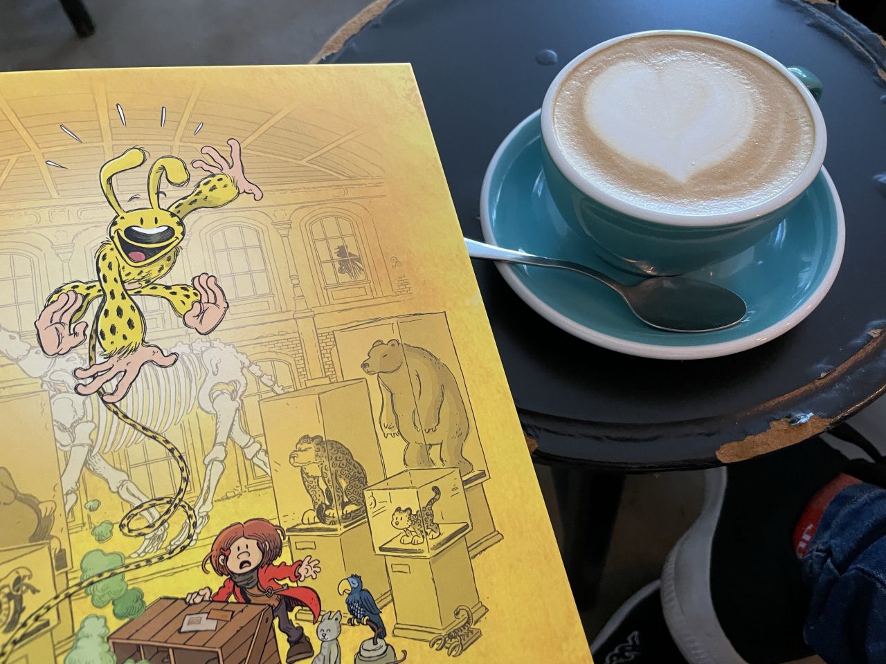 das Comicbuch "Marsupilamie" neben einen Kaffee auf dem Tisch