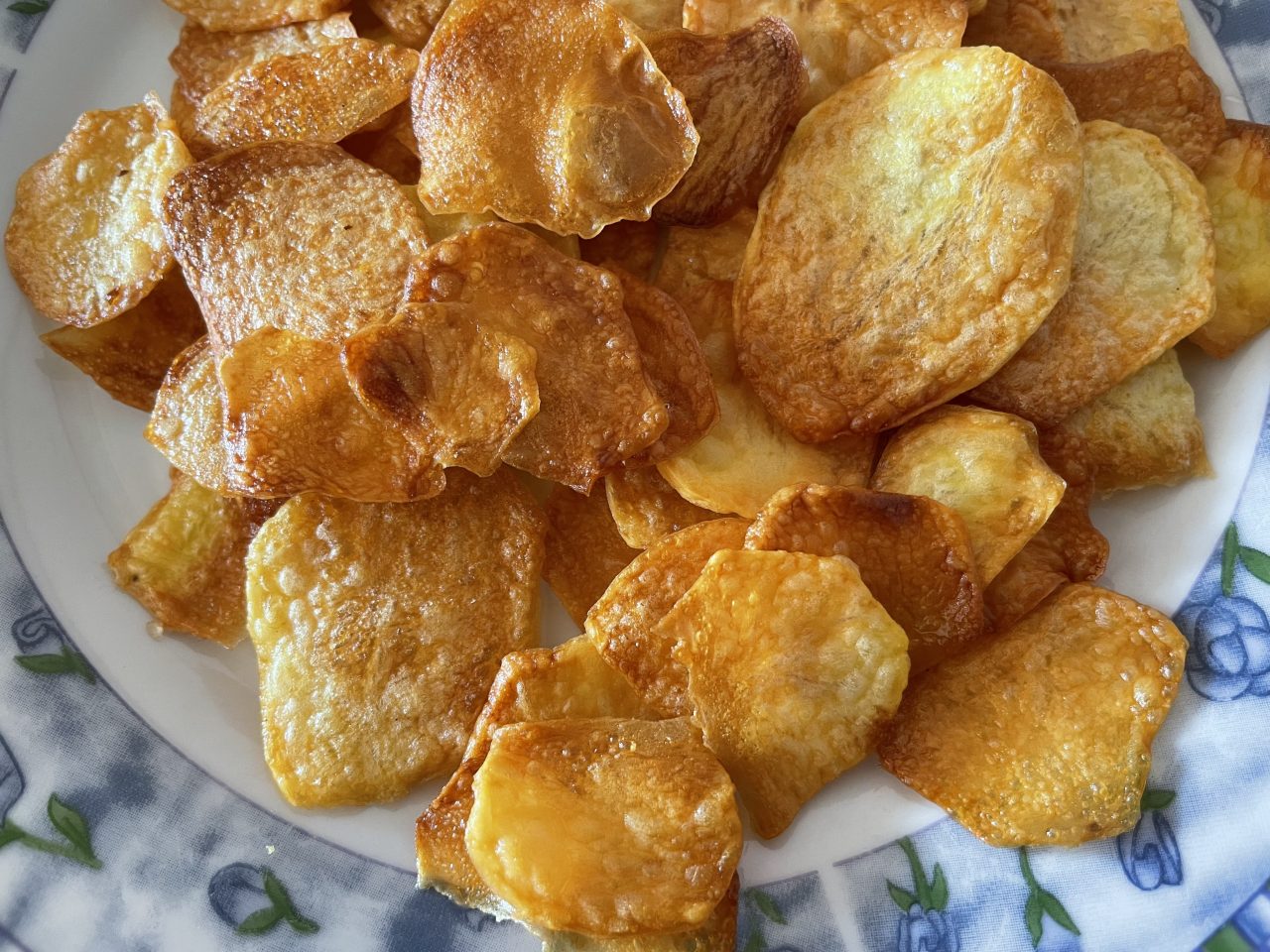 selbstgemachte Kartoffelchips auf einem Teller