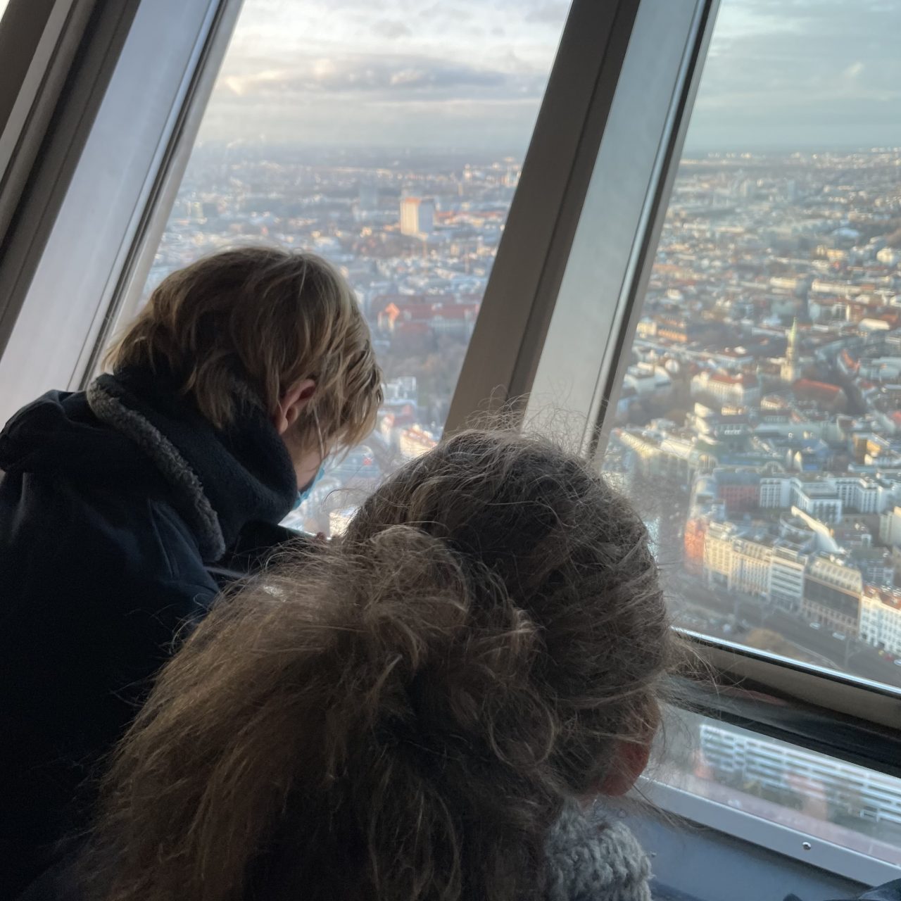 zwei Kinder blicken vom Fernsehturm
