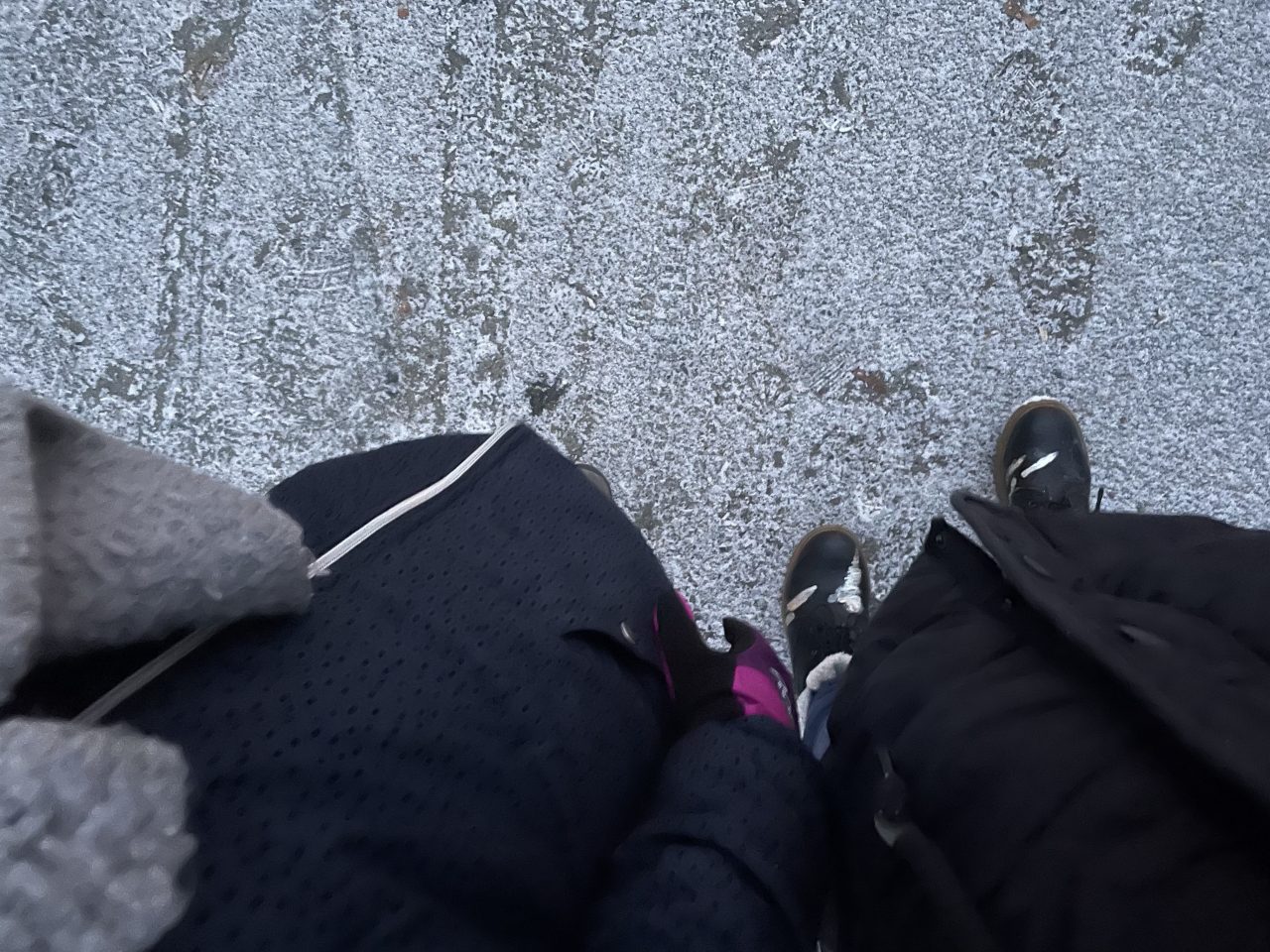 zwei Menschen (Hüfte abwärts) in Winterkleidung 