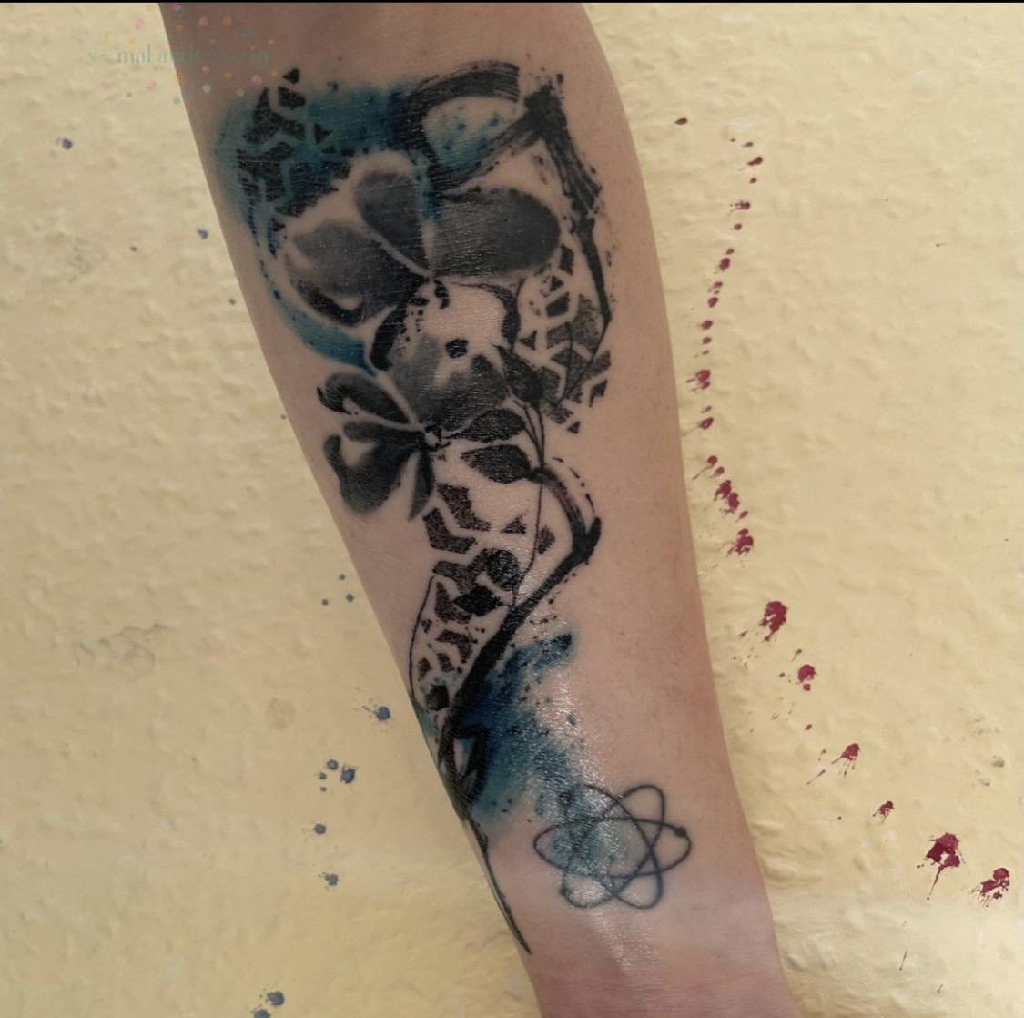 abstraktes Tattoo auf Unterarm
