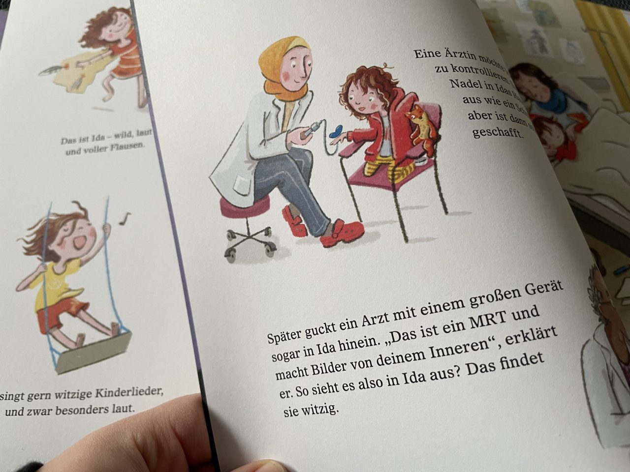 Einblick in das Kinderbuch "Ida und der Berg im Funkelwald" - die Untersuchungen zeigend