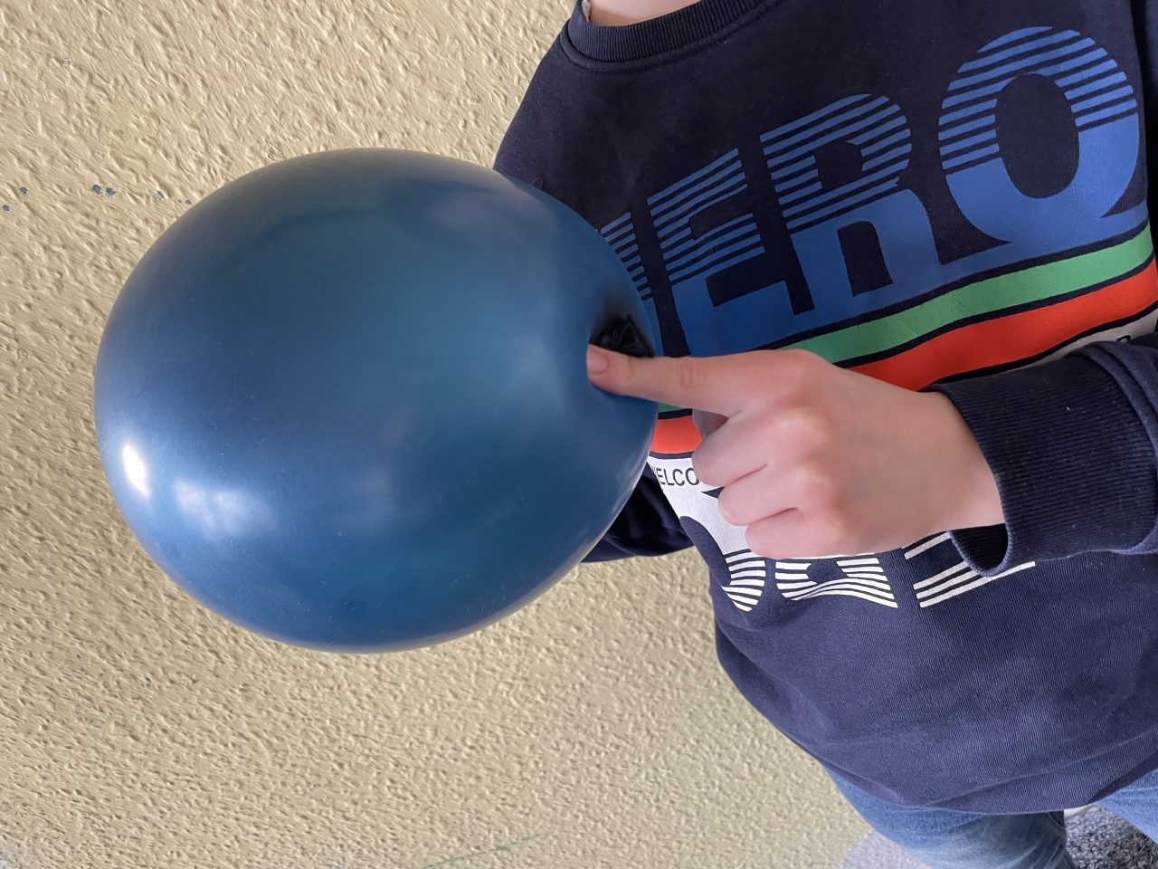 blauer Luftballon in Kinderhänden