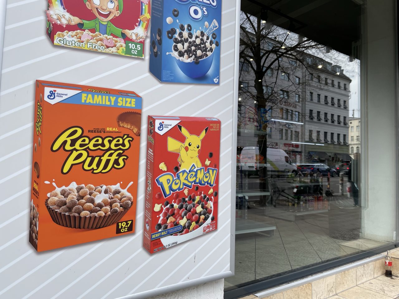 Schaufenster mit Werbung von Cerealien aus anderen Ländern