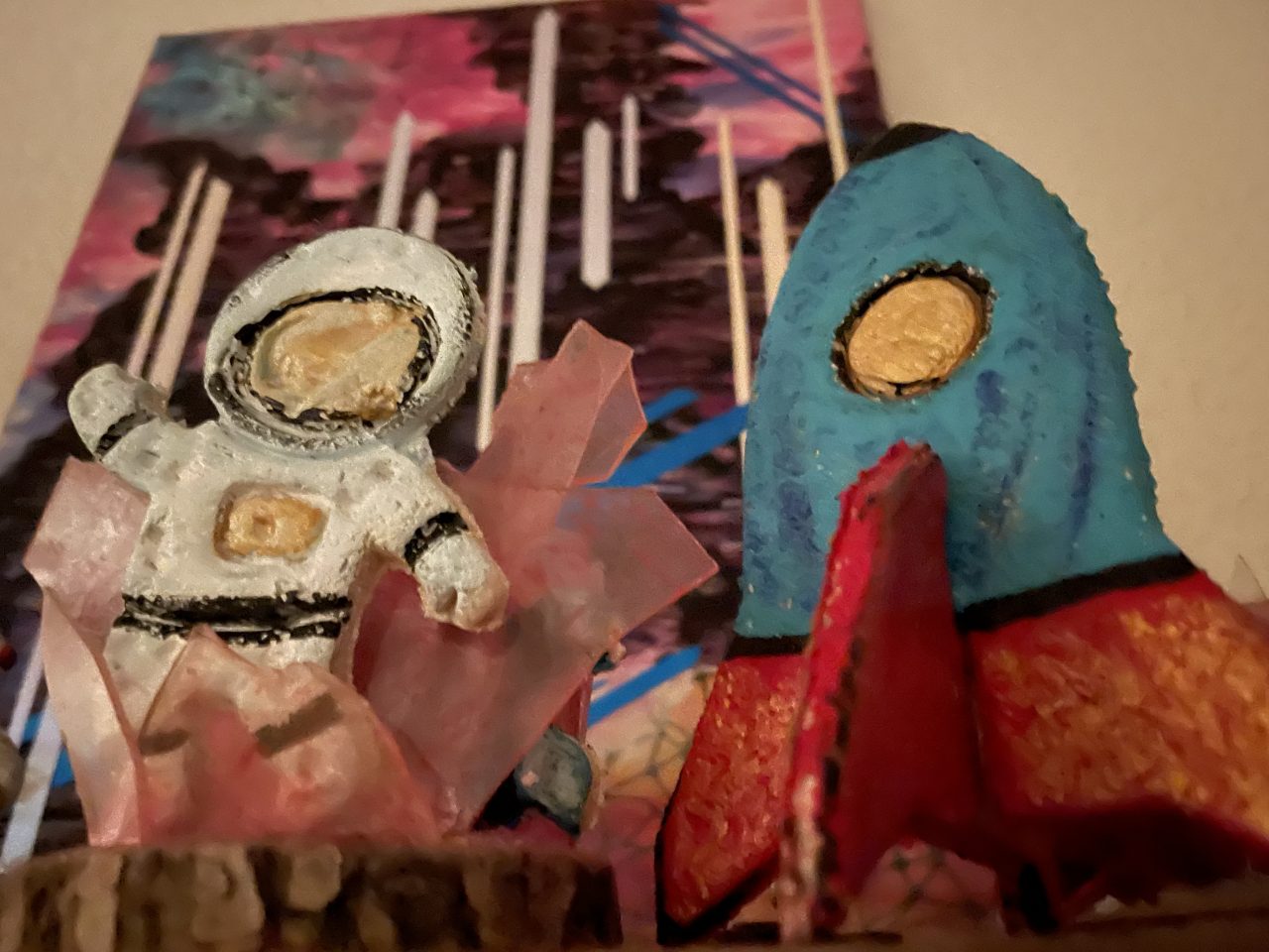 Astronaut und Rakete aus Salzteig und ein Bild im Hintergrund