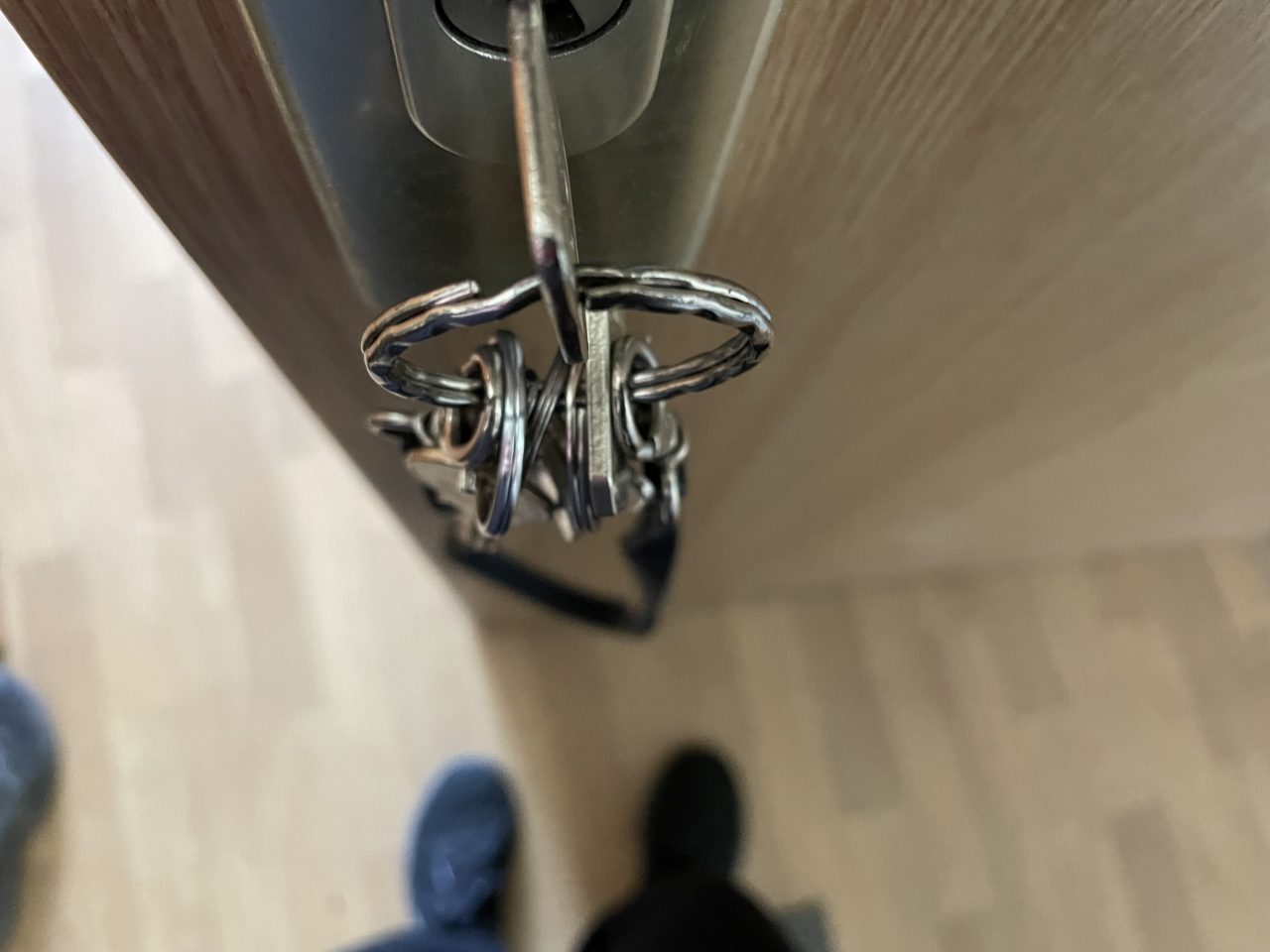 Schlüssel im Türschloss bei geöffneter Tür