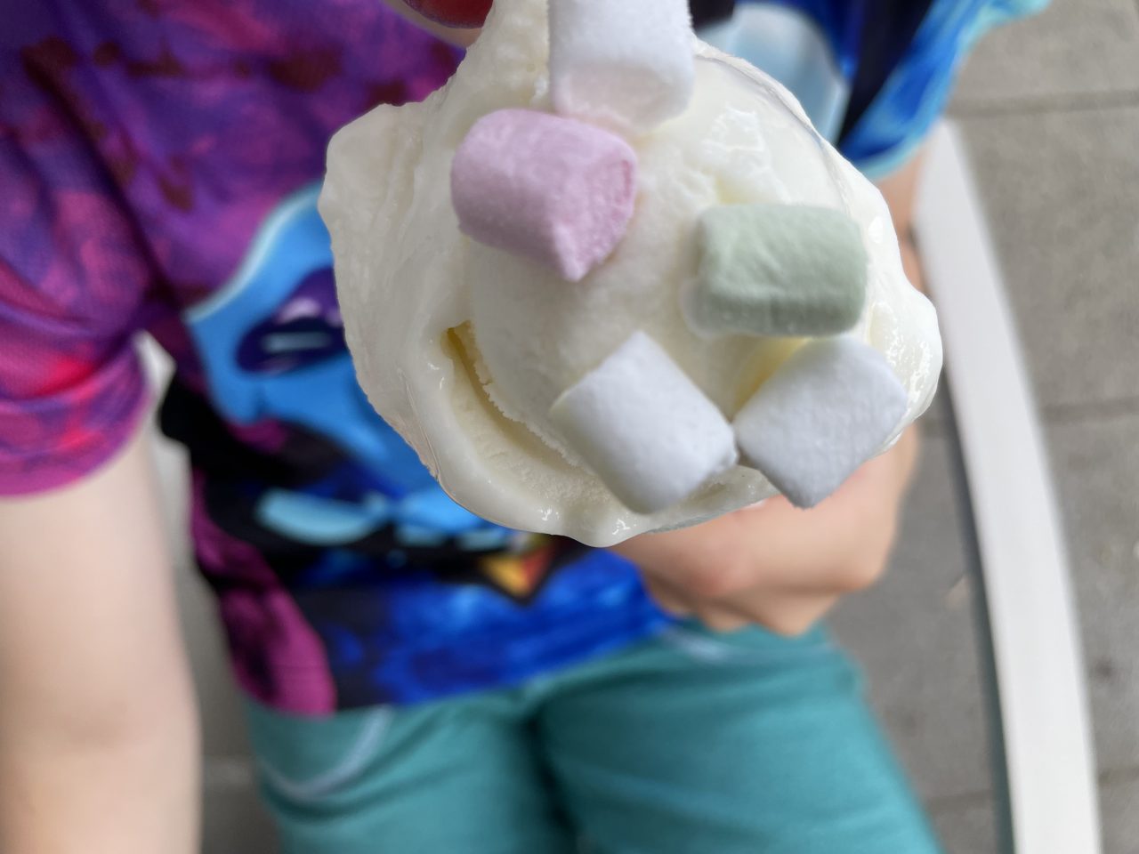 Eis in der Waffel mit Marshmellows in Kinderhand 