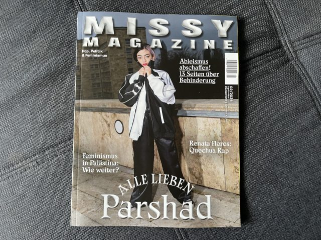 Missy Magazine auf grauem Sofa liegend