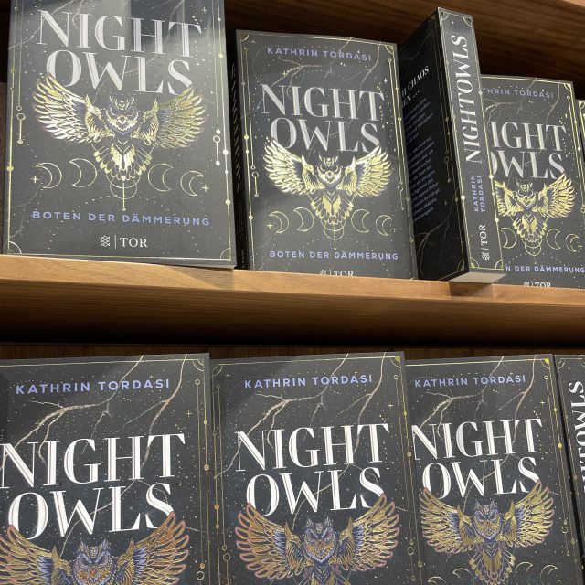 "Night Owls"-Bücher im Regal