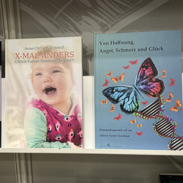 Mein "X-MAL ANDERS Ullrich-Turner-Syndrom" neben einem weiteren Buch zur Monosomie X bei der Leipziger Buchmesse 2024.