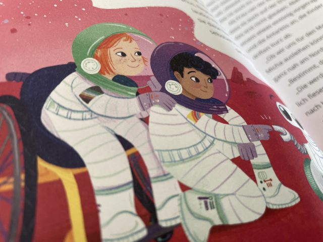 Illustration aus dem Kinderbuch "Als Ela das All eroberte" - Ela und Ben in Raumanzügen begrüßen einen Roboter
