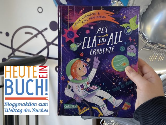 Das Kinderbuch "Als Ela das All eroberte" hochgehalten von einer Kinderhand vor Ballons mit dem "Heute ein Buch"-Logo