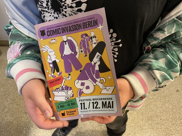 Heft von der "Comic Invasion Berlin 2024" gehalten von einem Kind