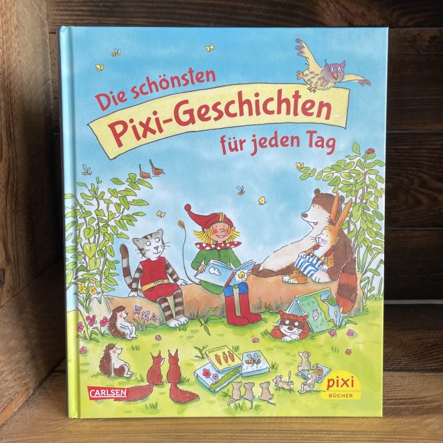 "Die schönsten Pixi-Geschichten für jeden Tag" - Sammelband zu 70 Jahre Pixi-Bücher in einer Holzkiste stehend