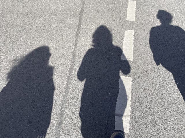 3 Schatten von Menschen auf der Straße