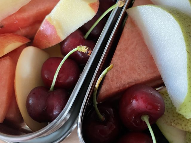 Kirschen, Wassermelone und Apfelstücken in zwei Brotdosen