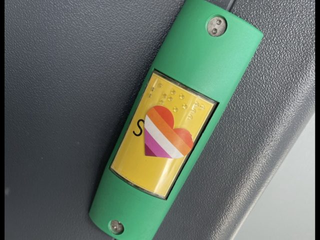 Herz-Sticker auf dem Haltewunschknopf der Tram