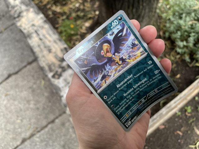 Pokemonkarte in einer Hand