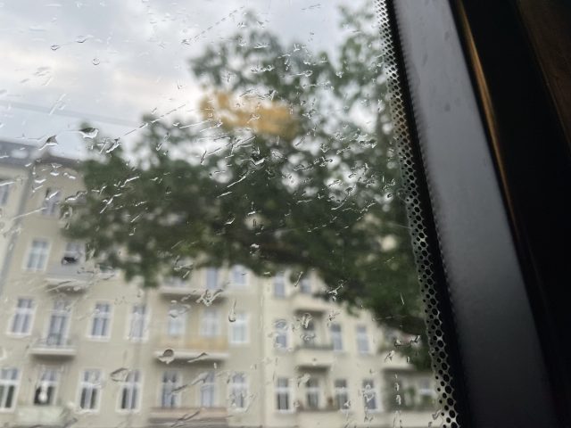 Regen am Fenster der Tram