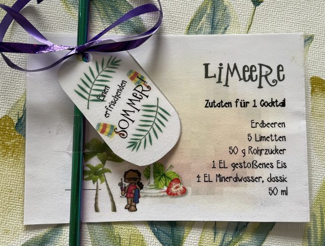 Laminierte Zutatenliste für einen Limeere mit einem Strohhalm und Schleife