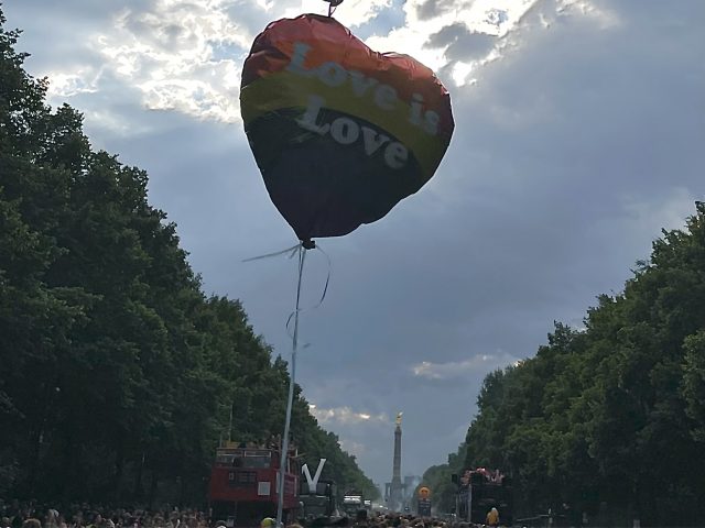 Herzballon in der Luft mit "Love ist Love" 