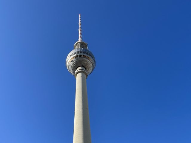 Berliner Fernsehturm an blauem Himmel