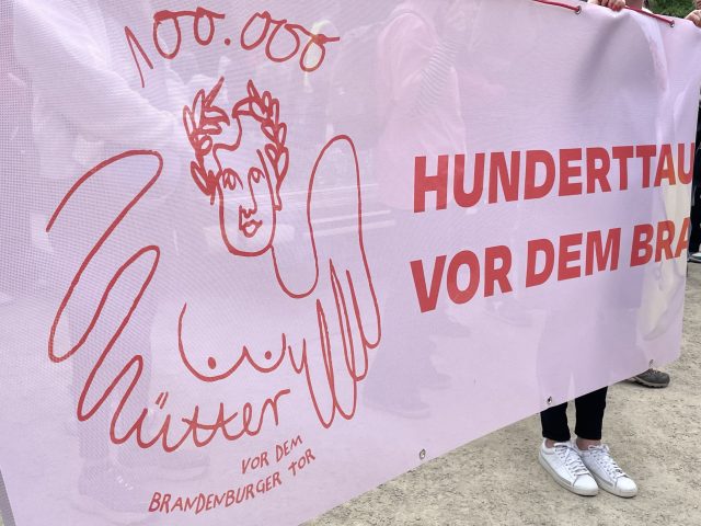 "100.000 Mütter" Transparent bei Demonstration