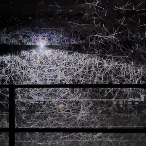 Angeleuchtetes Fadennetz hinter einem Geländer