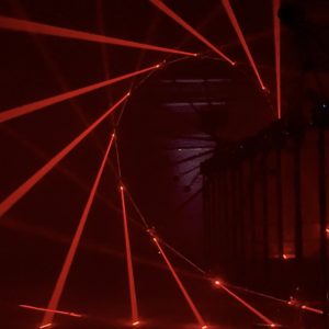 Rote Laser in einem Bogen im Dunklen