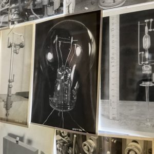 Schwarz-weiß Bilder von Glühbirnen 