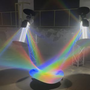 Künstliche Regenbögen mit Reflexion und Lichtquellen in Fabrikhalle