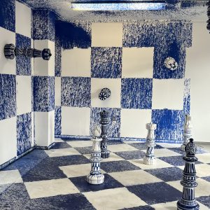 Blaues Schachbrett in Lebensgröße und die Wände miteinnehmend