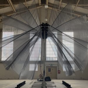 Große Flügelmaschine in Werkhalle