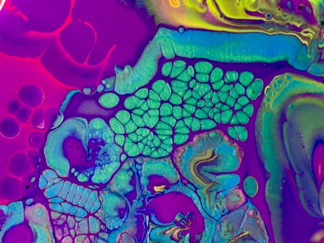 Lila, Blau, Grün und Gelb bilden durch Fluid Painting Zellen, Wirbel, Wellen und Linien