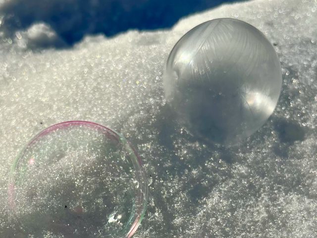 zwei Seifenblasen im Schnee